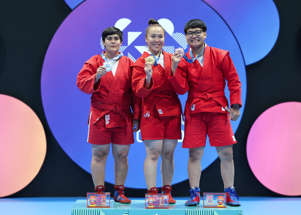 新华社记者, https 新华社记者, https